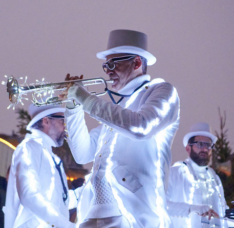 noel-a-chartres-2025-07 Portrait d'un musicien du Bel Orchestre de Noël dans son habit de lumière, à Chartres.