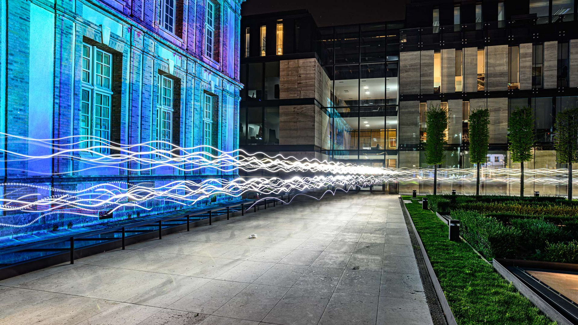 Coureurs du Trail in Chartres en lumières traversant le jardin de l'hôtel Montescot dans un effet de lumière