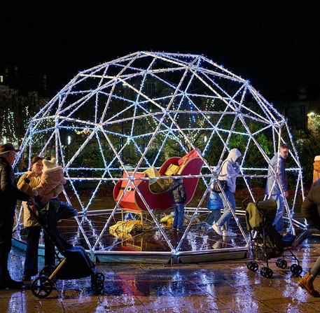 noel-a-chartres-2025-22 Les décorations de Noël illuminent la place des Épars à Chartres.