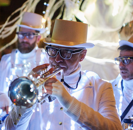 noel-a-chartres-2025-09 Portrait d'un trompettiste du Bel Orchestre de Noël, à Chartres.