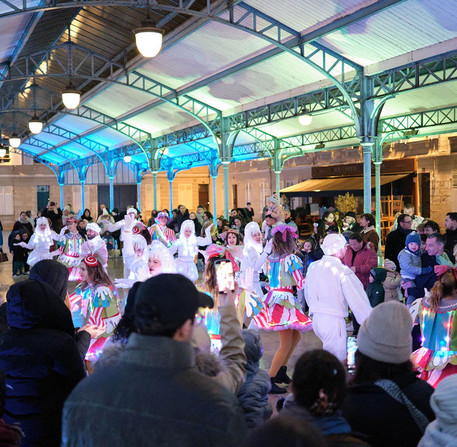 noel-a-chartres-2025-35 Les animateurs de Noël invitent le public à danser, place Billard à Chartres.