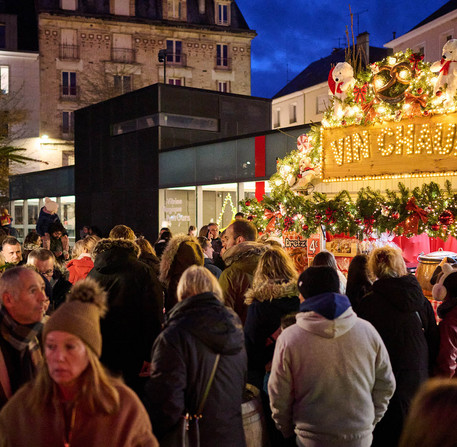 noel-a-chartres-2025-16 Le marché de Noël place des Halles à Chartres.