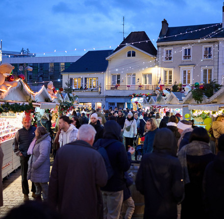 noel-a-chartres-2025-02 Le marché de Noël de Chartres annonce le début des festivités, place des Halles.