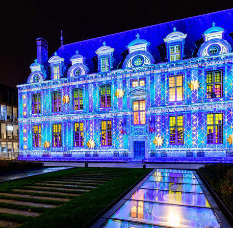 noel-a-chartres-2025-18 Chartres en lumières illumine l'Hôtel Montescot à Noël.