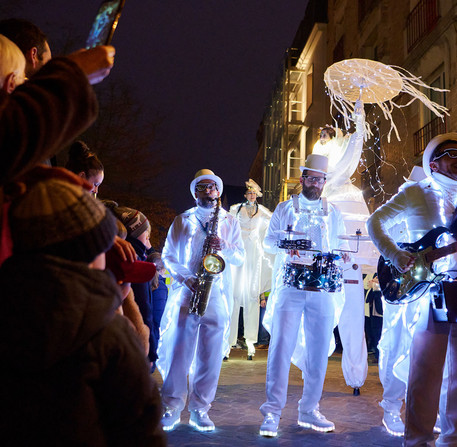 noel-a-chartres-2025-10 Le Bel Orchestre de Noël émerveille les enfants, place des Halles à Chartres.