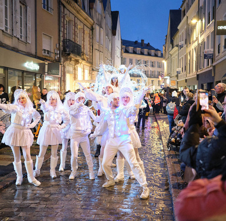 noel-a-chartres-2025-33 La chorégraphie élaborée des animateurs de Noël devant le public, dans une rue de Chartres.