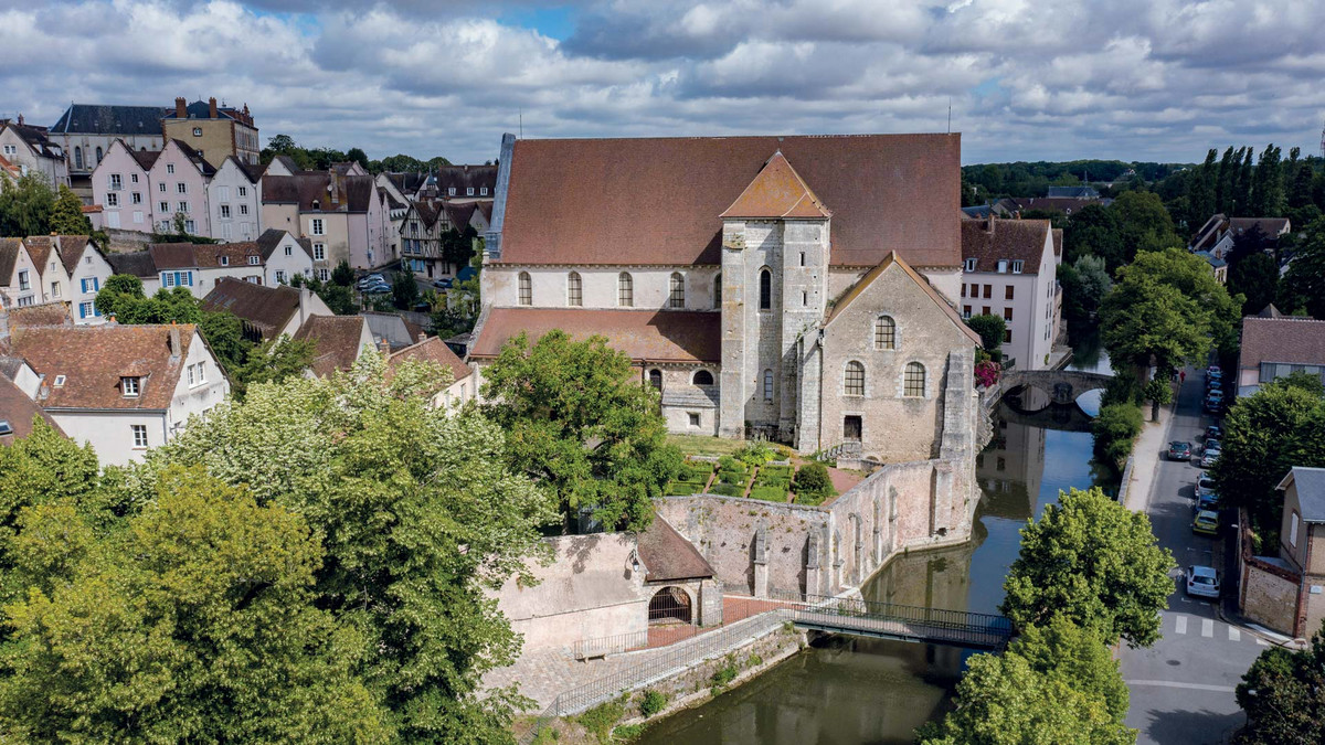 Vue aérienne de la collégiale Saint-André