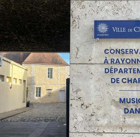 Entrée du Conservatoire à Rayonnement Départemental de Chartres, rue Saint-Michel Entrée du Conservatoire à Rayonnement Départemental de Chartres, rue Saint-Michel
