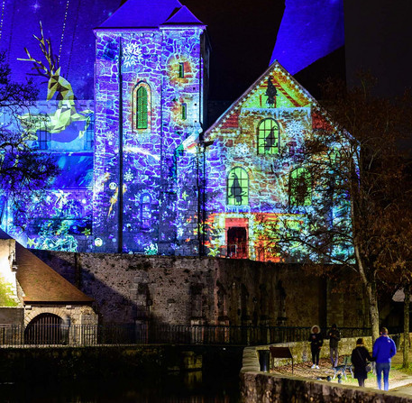 noel-a-chartres-2025-04 Chartres en lumières illumine la collégiale Saint-André à Noël.