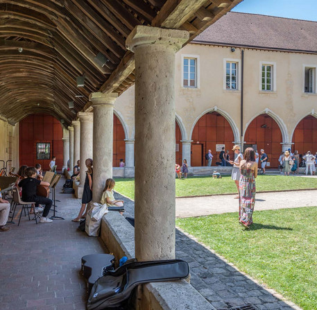 Conservatoire à rayonnement départemental de Chartres : cloître des Cordeliers Conservatoire à rayonnement départemental de Chartres : cloître des Cordeliers