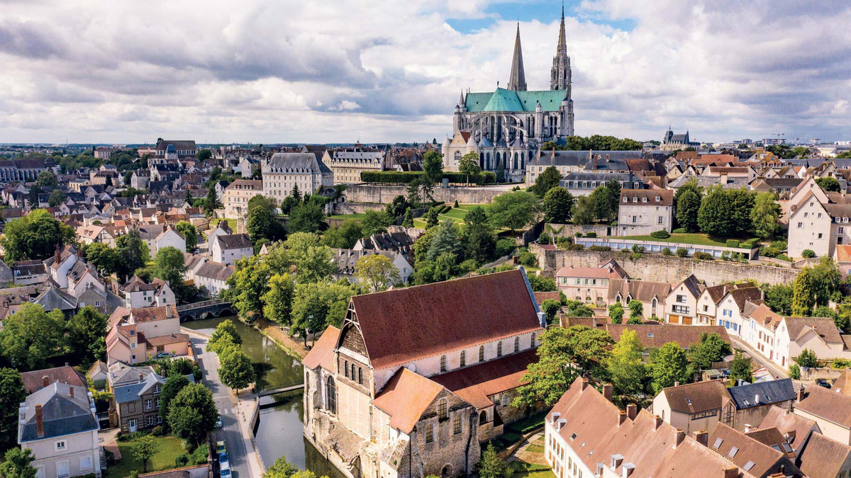 Vue de la collégiale Saint-André avec la cathédrale de Chartres en arrière plan