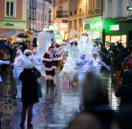 noel-a-chartres-2025-37 Le Père Noël fait son apparition aux cotés des animateurs dans les rues de Chartres.