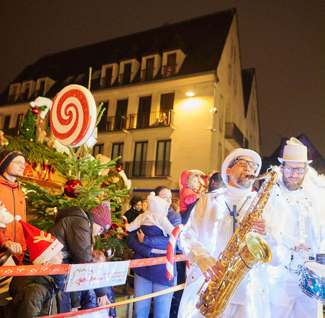 noel-a-chartres-2025-12 Le Bel Orchestre de Noël émerveille le public, place Marceau à Chartres.