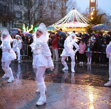 noel-a-chartres-2025-27 La danse des animateurs de Noël devant le manège, place des Epars à Chartres.