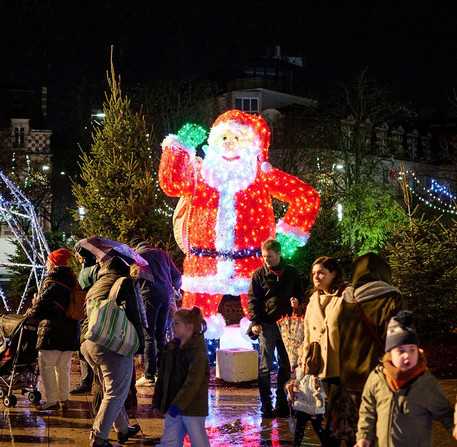 noel-a-chartres-2025-19 Un père Noël de lumière brille place des Épars devant les passants, à Chartres