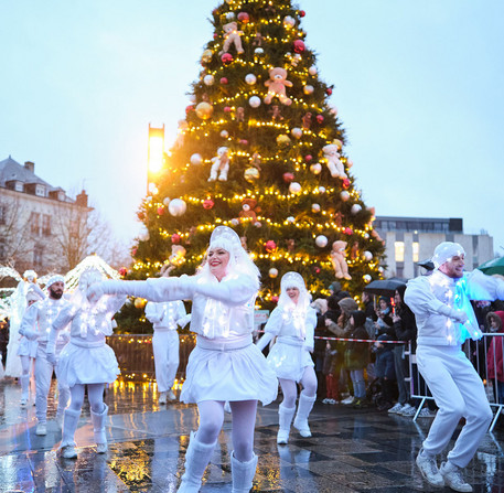 noel-a-chartres-2025-26 Les animateurs de Noël dansent au pied du sapin illuminé, place des Épars à Chartres.