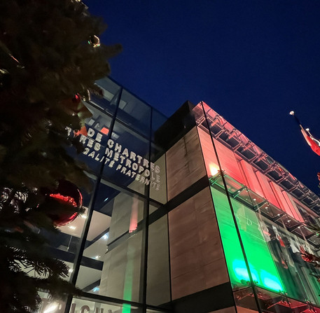 noel-a-chartres-2025-42 L'entrée d'Autricum - Hotel de Ville décoré aux couleurs de Noël