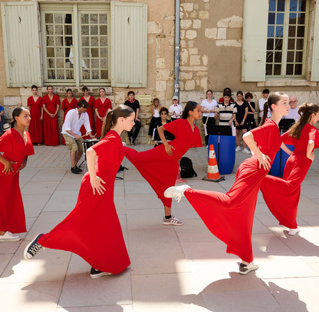 Danseuses du Conservatoire à rayonnement départemental en représentation dans les rues de Chartres Danseuses du Conservatoire à rayonnement départemental en représentation dans les rues de Chartres
