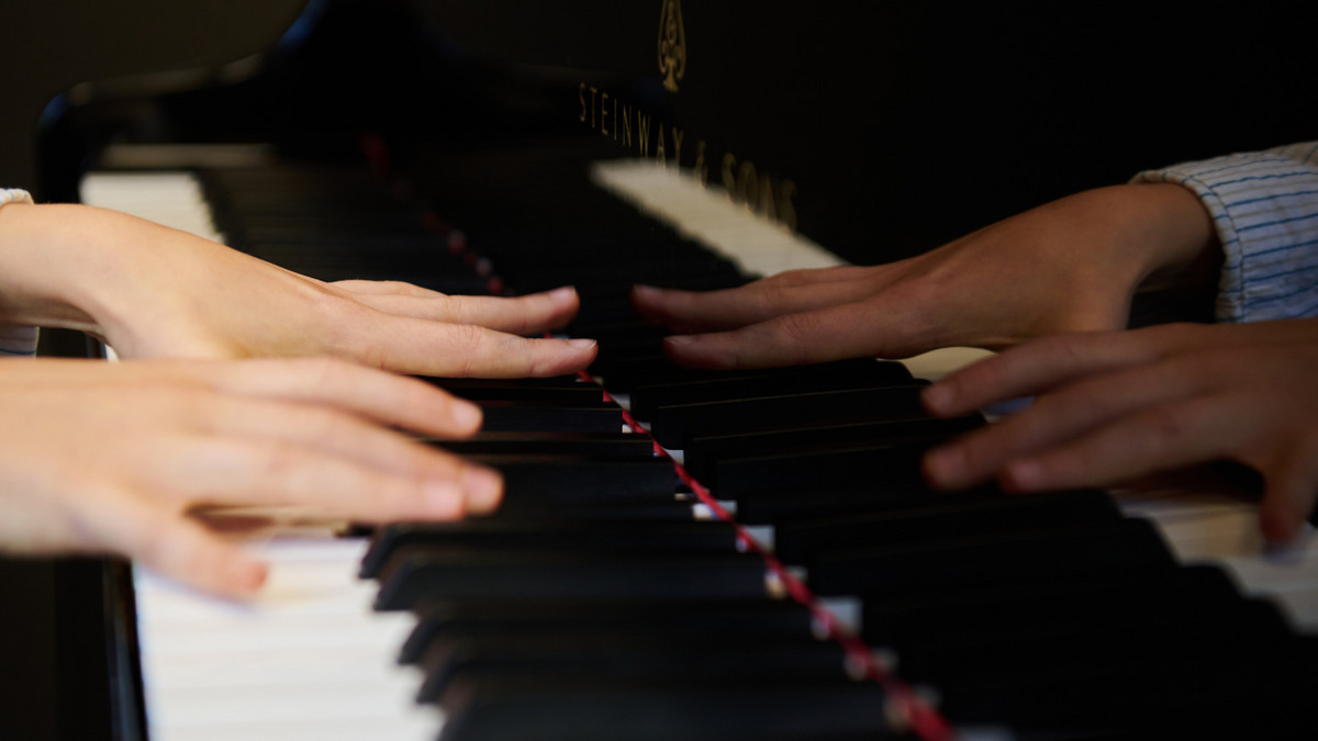 Conservatoire à rayonnement départemental de Chartres : classes à horaires aménagés en musique Mains d'un jeune pianiste en train de jouer au piano, inscrit aux classes à horaires aménagés en musique du Conservatoire à rayonnement départemental de Chartres
