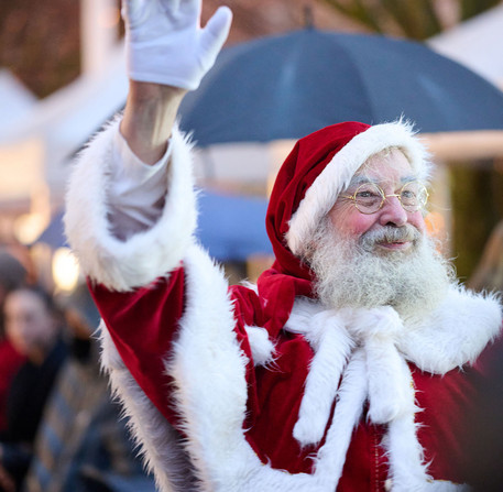 noel-a-chartres-2025-40 Le père Noël salue le public à Chartres