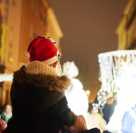 noel-a-chartres-2025-05 Un enfant admire la parade du Bel Orchestre de Noël, dans une rue de Chartres.