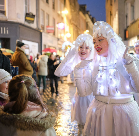 noel-a-chartres-2025-34 Les animateurs de Noël émerveillent les enfants dans une rue de Chartres.