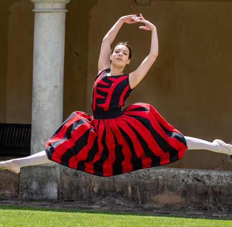 Danseuse virevoltant dans le cloître du Conservatoire à rayonnement départemental de Chartres Danseuse virevoltant dans le cloître du Conservatoire à rayonnement départemental de Chartres