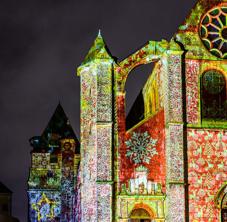 noel-a-chartres-2025-17 Chartres en lumières illumine l'église Saint-Aignan à Noël.