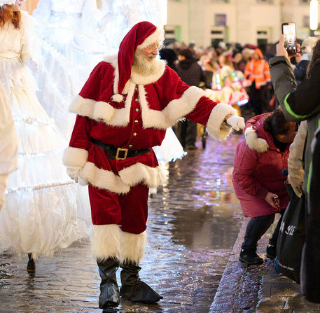 noel-a-chartres-2025-39 Le père Noël à la rencontre du public dans une rue de Chartres