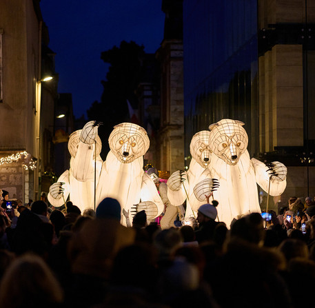 noel-a-chartres-2025-13 "Gueule d'Ours", spectacle déambulatoire de Noël parmi la foule, place des Halles à Chartres.
