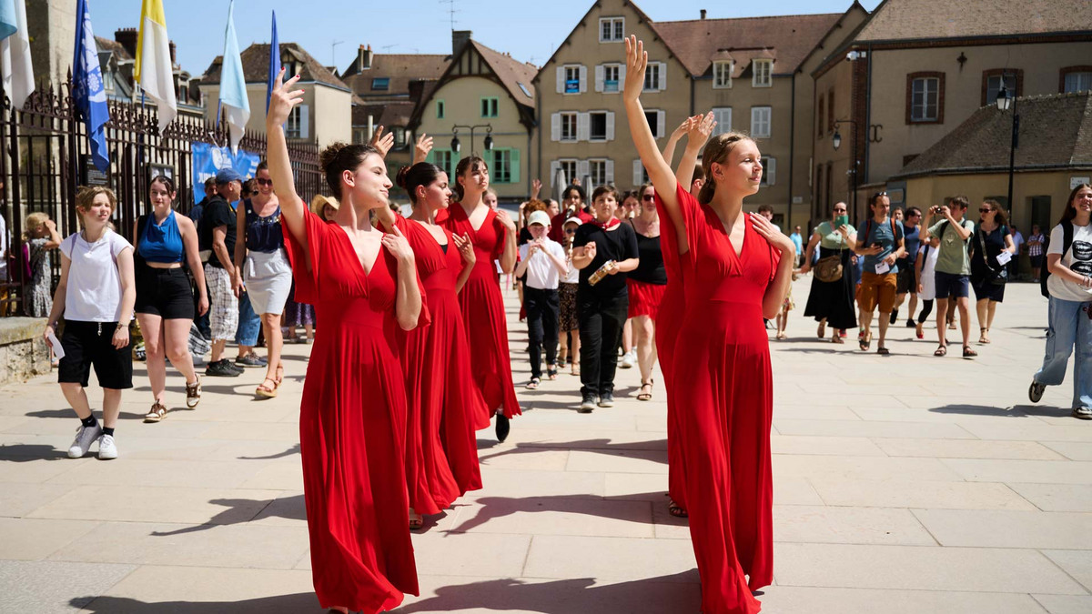 Danseuses du Conservatoire à rayonnement départemental en représentation dans les rues de Chartres Danseuses du Conservatoire à rayonnement départemental en représentation dans les rues de Chartres