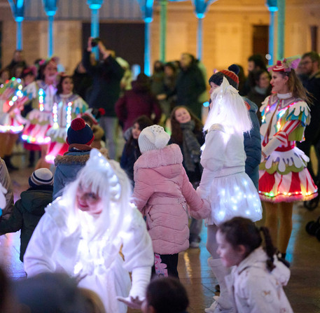 noel-a-chartres-2025-36 Les animateurs de Noël dansent avec les enfants, place Billard à Chartres.