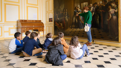 Cliquer pour en savoir plus Des écoliers assis devant un tableau au musée des Beaux-Arts