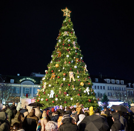 noel-a-chartres-2025-01 Une grande foule est réunie au pied du sapin de Noël, place des Épars à Chartres.