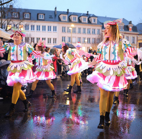 noel-a-chartres-2025-30 D'autres animateurs de Noël ambiancent une rue à Chartres sous les yeux du public.