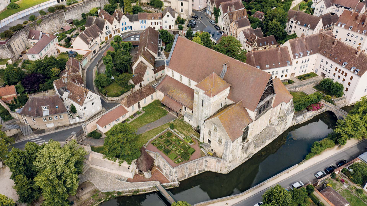 Vue aérienne sur la collégiale Saint-André et son jardin médiéval