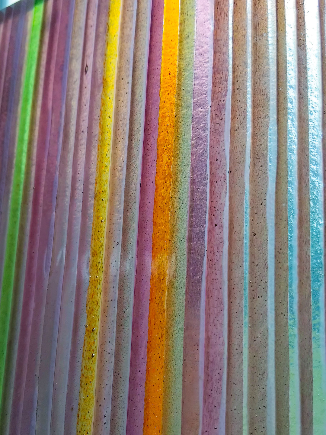 Détail des bandes de verre colorées fusionnées pour la création des vitraux de la collégiale Saint-André