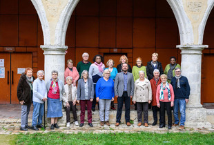 Photo de groupe de la chorale du CCAS, dans la cour du Conservatoire de Chartres