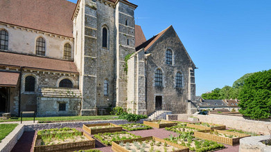 Cliquer pour en savoir plus Jardin de la collégiale Saint-André et sa façade sud