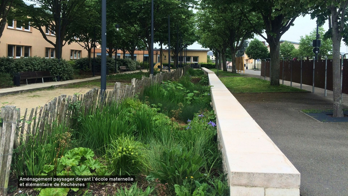 Réaménagement de l'avenue de Verdun : aménagement paysager devant l’école maternelle et élémentaire de Rechèvres