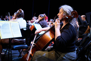 L'Orchestre symphonique de Chartres donne le ton Un orchestre symphonique avec une violoncelliste au premier plan