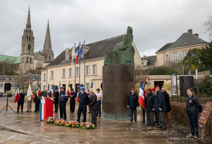 Cérémonie sur la place Châtelet, devant le monument de la Déclaration des Droits de l'Homme et du Citoyen