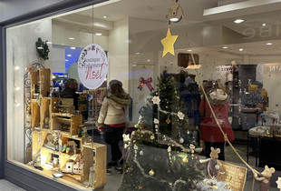 Vitrine d'une boutique éphémère de Noël à Chartres