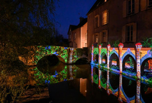 Le pont et les arcades Saint-Hilaires illuminés par M2.Creative lors de Chartres en lumières