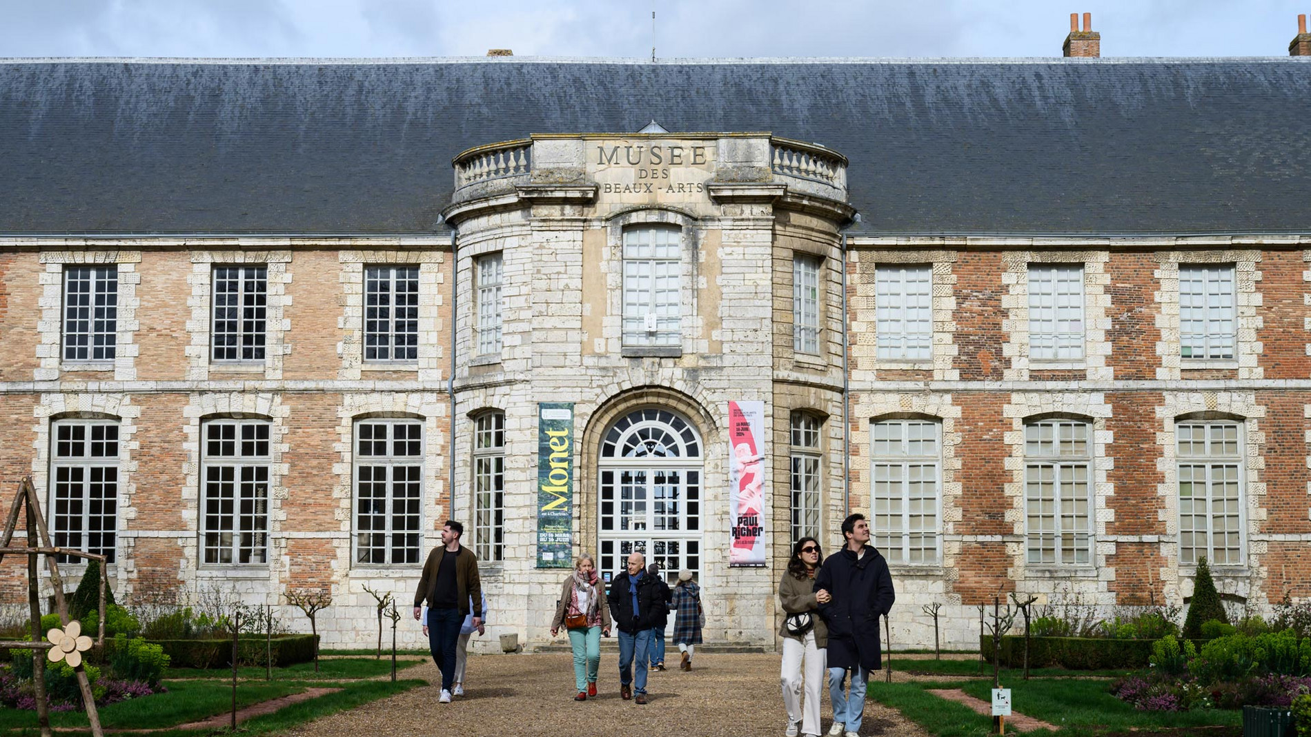 Façade d'honneur du musée des Beaux-Arts de Chartres et ses jardins