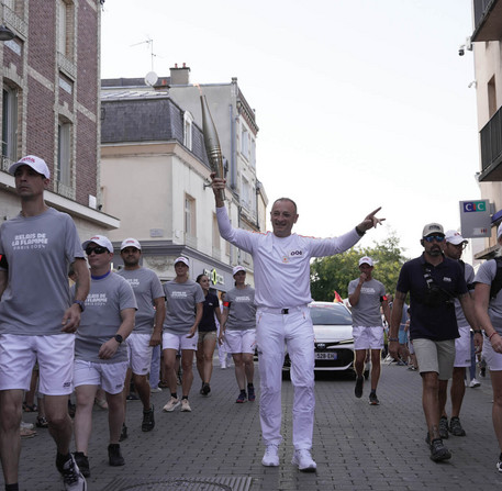 Relais de la Flamme Paralympique pour les JO de Paris 2024 à Chartres