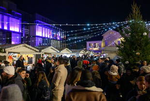 Vue sur le marché de Noël et les participants à l'apéro time