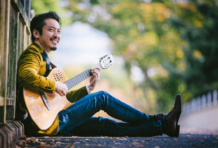 Tomohiro Maeda : la guitare en bandoulière Tomohiro Maeda avec sa guitare