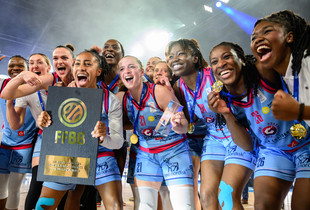 Les « Bluelights » du C'Chartres basket féminin fêtent leur victoire au Colisée