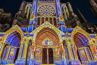 Le portail nord de la Cathédrale de Chartres illuminé par Spectaculaires, Les Allumeurs d'images – Chartres en lumières – Ville de Chartres